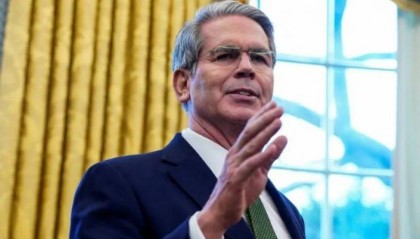 中美代表一言不发？美方人员快步离开谈判会场，特朗普不得不承认：中方的态度很强硬！