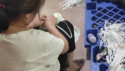 为一年多挣2万 53岁工人每天主动干15小时