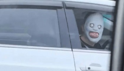 紫牛热点 | 在高速上戴“恐怖面具”吓人事件反转？律师解读此行为是否违法