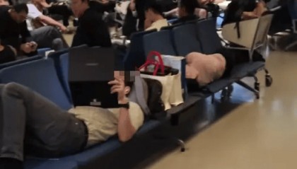 2名外国人在上海虹桥国际机场候机室躺卧，占用6个座位，机场回应