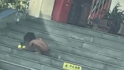 “野人小孩”最新进展：小孩已被养成不穿衣服习惯，父母都没工作，孩子没上户口，公安民政妇联已介入