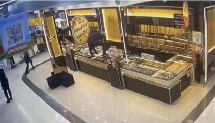 泰国一群蒙面劫匪持枪洗劫金店，一军人中弹