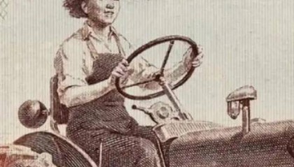 1元人民币纸币上的女拖拉机手今年91了!本人很谦虚:不敢说是我