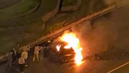 成都天府大道一汽车起火 多位路人砸窗救人