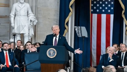 特朗普果然骗过所有人！俄罗斯军方发狠了，美国工厂被炸了，泽连斯基紧急向美国告状