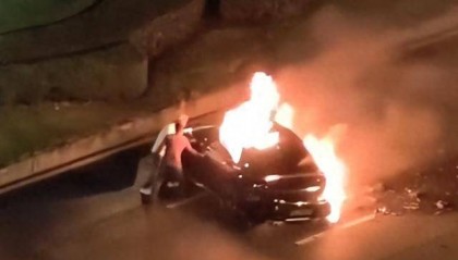 小轿车凌晨疑超速失控自燃，市民尝试破窗救援未果；成都交警：事故还在调查中