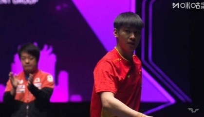 一轮游！张本智和0比3不敌薛飞，日本男乒全部出局，现场观众大喊“张本智和医疗暂停”