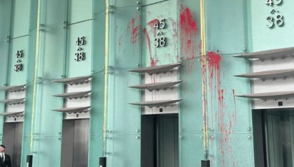 男子求见李嘉诚被拒，大闹长江集团中心：泼红漆、打伤保安被逮捕