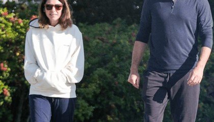 演唱会“出轨门”女方离婚进行时，CEO男主被拍到戴婚戒与妻散步