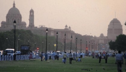 峰回路转了，中美刚谈妥，印度也不甘示弱，莫迪和特朗普“握手”言和，两人重做好朋友