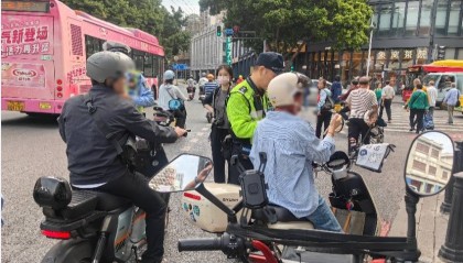 “绞尽脑汁”遮挡号牌？广州交警继续严查“电鸡”交通违法行为