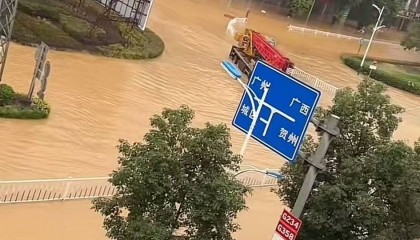 广东怀集遭遇超百年一遇大洪水,居民:水来得很快,防洪警报响个不停