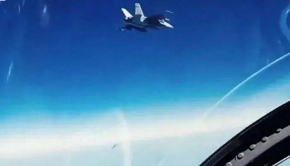 歼-15强势逼近美舰！中美空中对峙白热化，中方实力较量打破僵局，西太平洋迎来变局