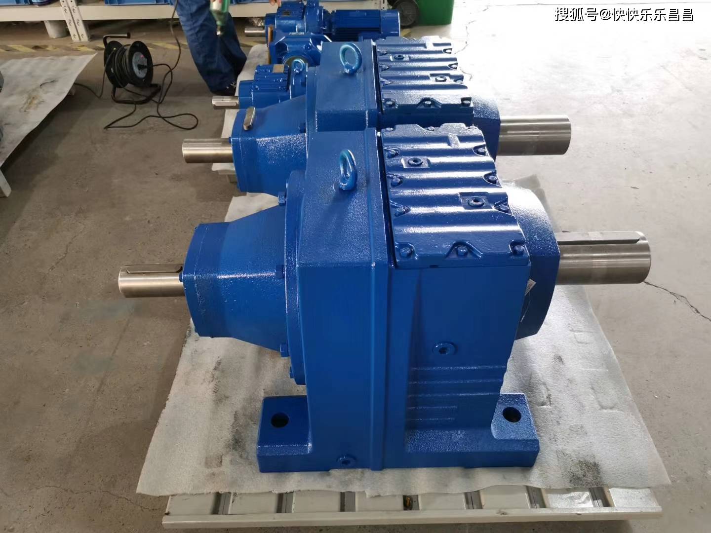 GK127-Y15KW-4P减速机GK127-YEJ15KW-122.2-M1-0°-X底脚孔的解释