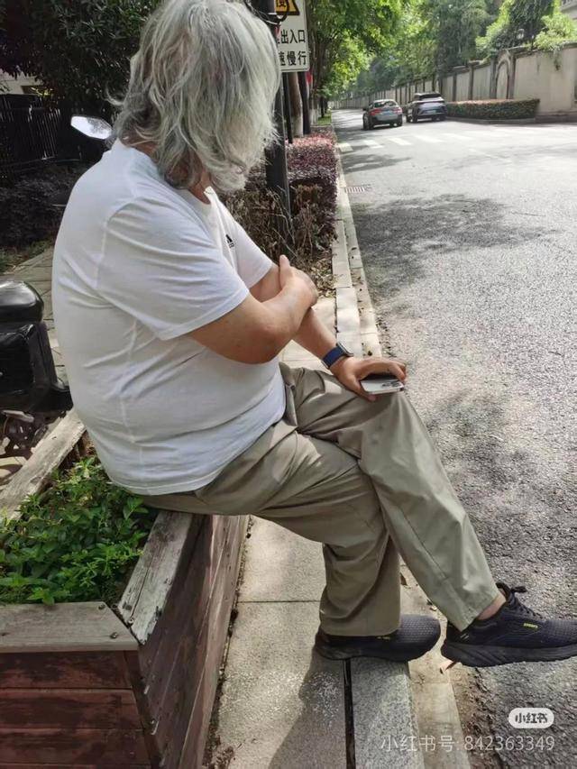 “我不会跑 我是张纪中”,张纪中撞车与事主唠嗑叹负担重