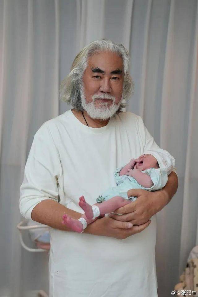 “我不会跑 我是张纪中”,张纪中撞车与事主唠嗑叹负担重