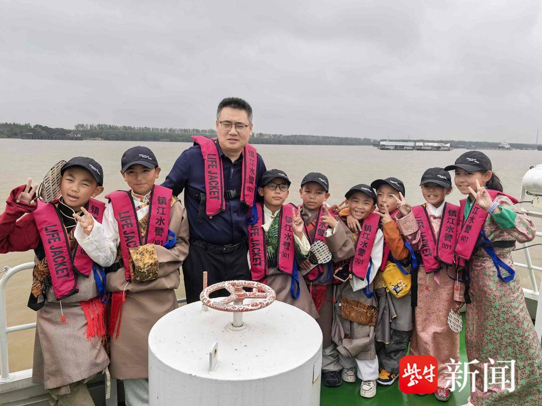 “叔叔是江苏的,将来一定带你们去看看!”镇江警官不忘承诺,四次组织近百名藏区学子来苏研学