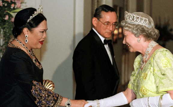 泰国王太后诗丽吉去世，留下19顶奢华王冠和她的传奇一生