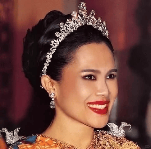 泰国王太后诗丽吉去世，留下19顶奢华王冠和她的传奇一生