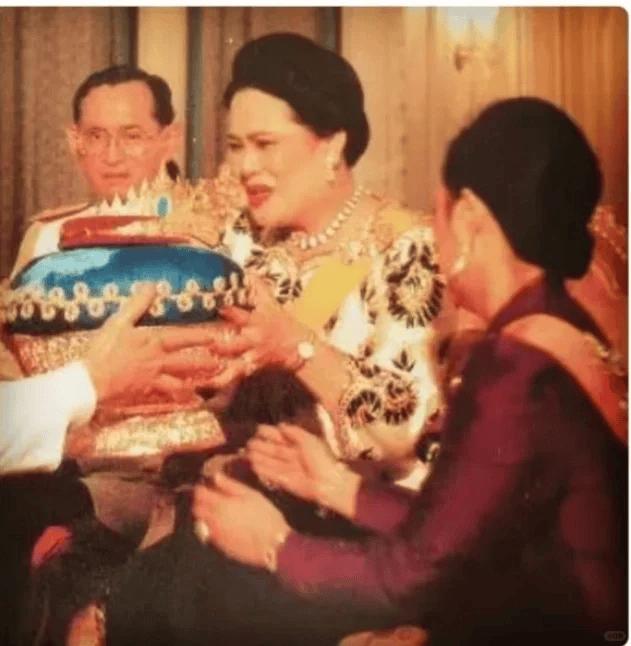 泰国王太后诗丽吉去世，留下19顶奢华王冠和她的传奇一生