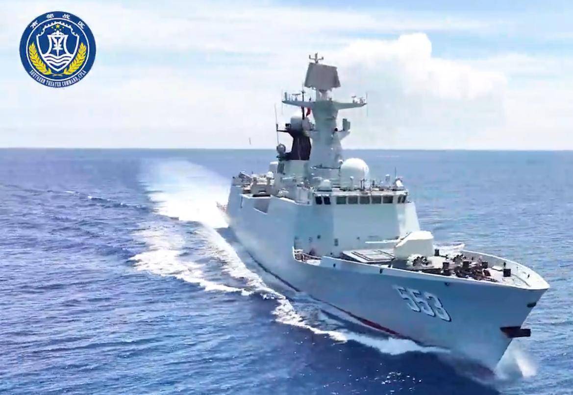 解放军动真格！3万吨战舰出击黄岩岛，054A调转舰炮，随时能开火