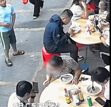 女子吃饭时突然倒地!深圳店主冲了上去,一家3人开始接力...