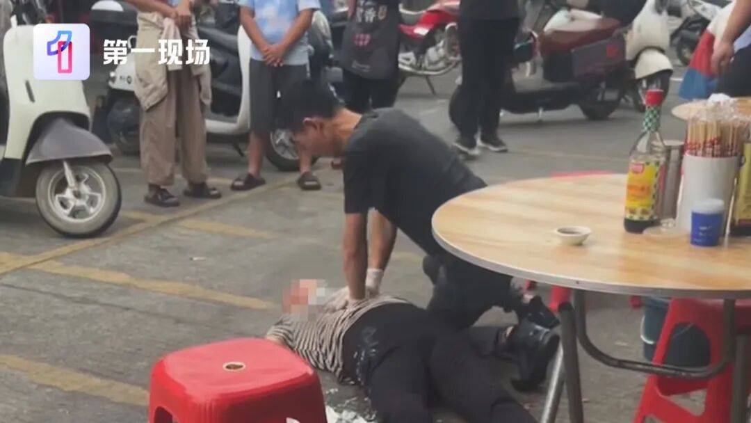 女子吃饭时突然倒地!深圳店主冲了上去,一家3人开始接力...