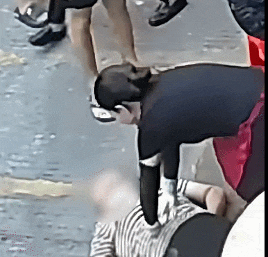 女子吃饭时突然倒地!深圳店主冲了上去,一家3人开始接力...