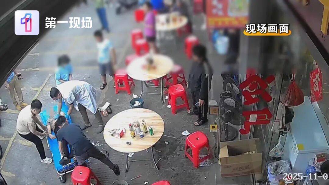 女子吃饭时突然倒地!深圳店主冲了上去,一家3人开始接力...