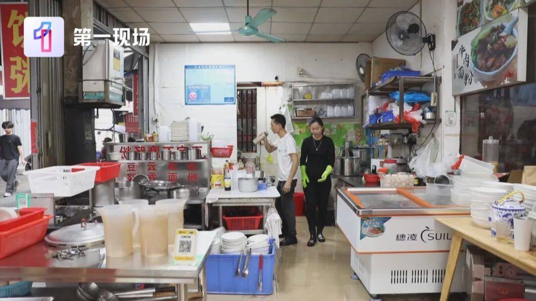 女子吃饭时突然倒地!深圳店主冲了上去,一家3人开始接力...